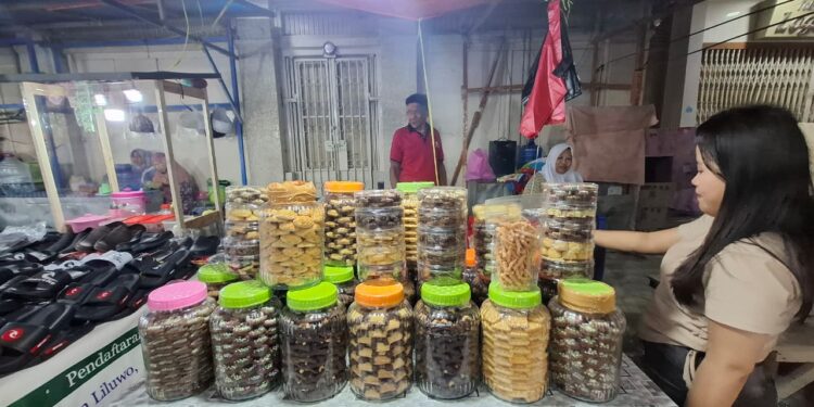 Manisnya Rezeki Ramadan Penjual Kue Lebaran Panen