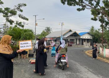 Dari Keluarga untuk Warga: Aksi Berbagi Takjil Keluarga Anggo Warnai Ramadan Tiga Desa di Masama
