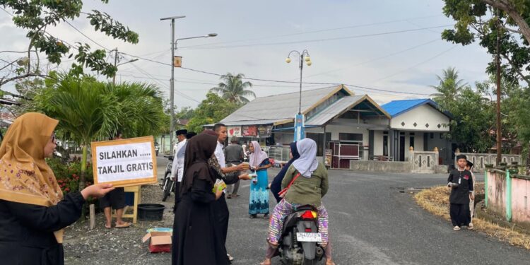 Dari Keluarga untuk Warga: Aksi Berbagi Takjil Keluarga Anggo Warnai Ramadan Tiga Desa di Masama