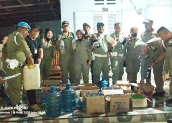 RAZIA--Suasana razia yang dilakukan oleh satpol PP