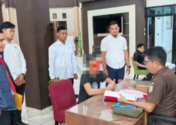 Penyidik Subdit Renakta Ditreskrimum Polda Gorontalo melaksanakan Tahap II berupa penyerahan tersangka dan barang bukti kepada Kejaksaan Tinggi Gorontalo dalam perkara dugaan tindak pidana penganiayaan terhadap anak, Senin (2/03/26).