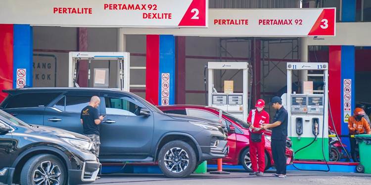 DISTRIBUSI LANCAR - PT Pertamina Patra Niaga Regional Sulawesi memastikan distribusi BBM lancar dan stok BBM aman. (foto: dok-pertamina)