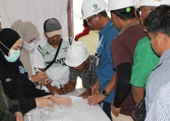 BNNK Pohuwato saat melakukan test urine terhadap pimpinan dan karyawan PT LIL dan PT STN Pohuwato.