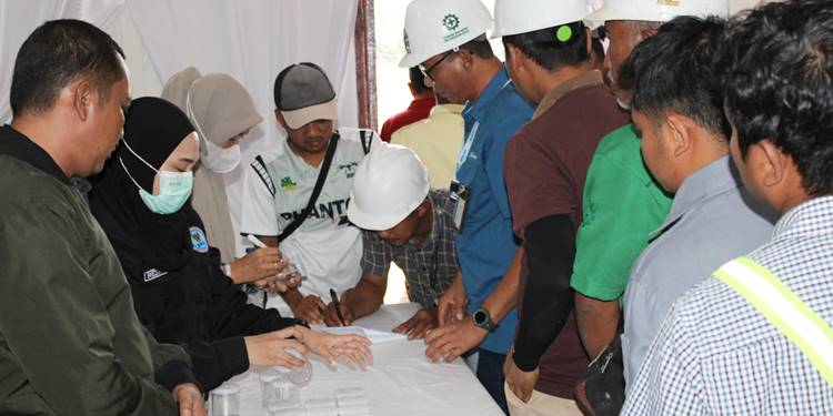 BNNK Pohuwato saat melakukan test urine terhadap pimpinan dan karyawan PT LIL dan PT STN Pohuwato.