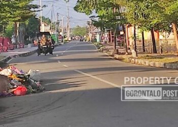Kondisi sampah yang ada di kawasan Jalan Tondano tepatnya depan pasar Bulota Kecamatan Sipatana Kpta Gorontalo yang menumpuk dan memicu bau busuk. (Foto: Roy/Gorontalo Post).