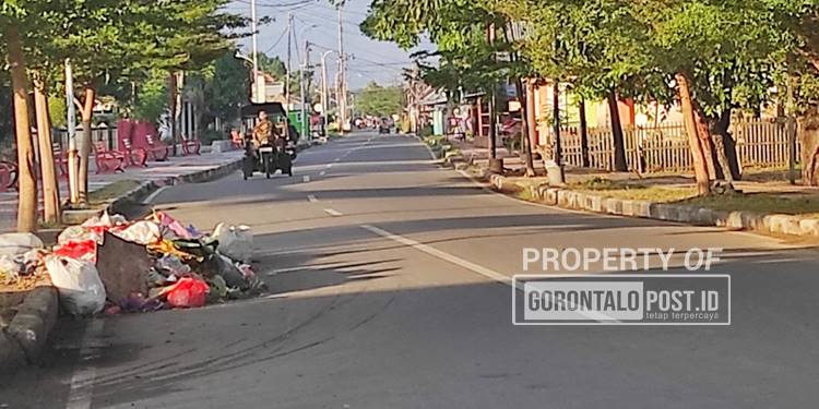 Kondisi sampah yang ada di kawasan Jalan Tondano tepatnya depan pasar Bulota Kecamatan Sipatana Kpta Gorontalo yang menumpuk dan memicu bau busuk. (Foto: Roy/Gorontalo Post).
