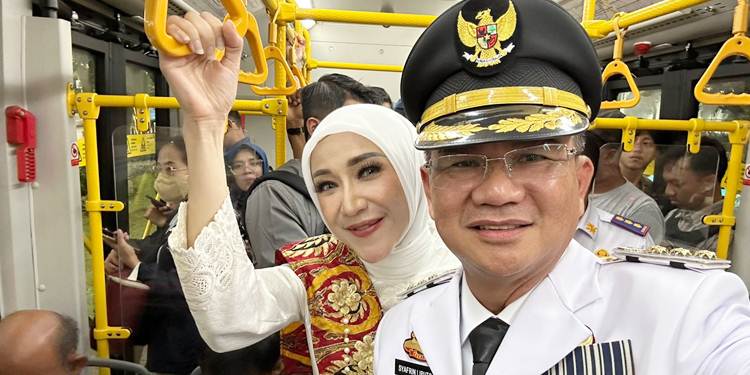 NAIK BUSWAY : Wali Kota Jakarta Selatan, Safrin Liputo menggunakan transportasi umum Busway usai pelantikan, kemarin. (foto: istimewa)