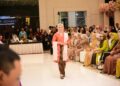 Kebaya Karawo, Karya House of Abie Bikin Ibu Wagub ‘Pede’ di Catwalk 