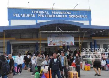 Arus penumpang yang datang dari Pagimana dan akan berangkat ke Pagimana masih ramai di Pelabuhan Penyeberangan Kota Gorontalo. (Foto: Roy/Gorontalo Post).
