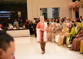 Kebaya Karawo, Karya House of Abie Bikin Ibu Wagub ‘Pede’ di Catwalk 