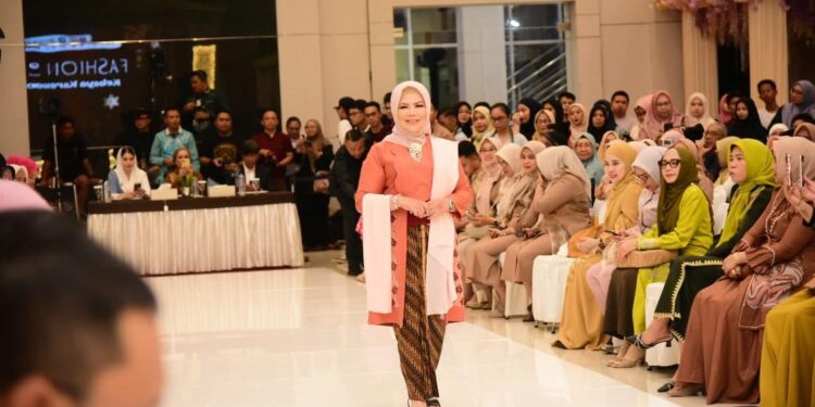 Kebaya Karawo, Karya House of Abie Bikin Ibu Wagub ‘Pede’ di Catwalk 