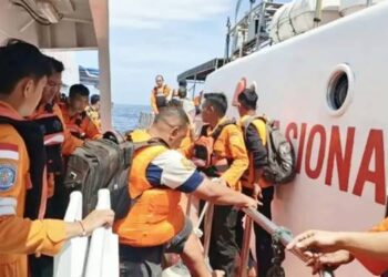 Proses perpindahan 21 ABK Nazila 05 yang tenggelam dari Kapal SAR Bhimas Luwuk, ke KN SAR Gorontalo 01 yang kemudian dibawa dan tiba di Pelabuhan Gorontalo, Selasa (31/3) semalam. (foto: kantor SAR Palu).