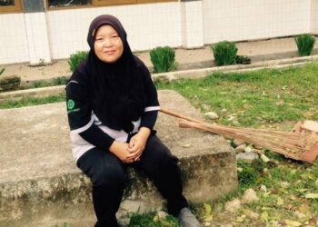 PENUH DEDIKASI: Saleha Laiya salah satu petugas kebersihan di UNG yang telah belasan tahun mengabdi. (foto: dok/gorontalopost)