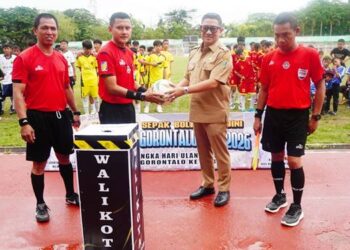 Wakil Wali Kota Gorontalo, Indra Gobel ketika membuka turnamen sepak bola Wali Kota Cup 2026, Senin (13/4/2026). (Foto: Prokopim)