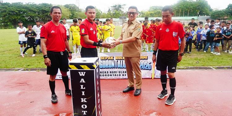 Wakil Wali Kota Gorontalo, Indra Gobel ketika membuka turnamen sepak bola Wali Kota Cup 2026, Senin (13/4/2026). (Foto: Prokopim)