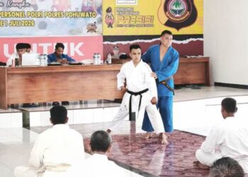 AKP Dr. Iswan Brandes, S.Pd.I., M.Si., M.M., M.K.M., CPHR., CBA., CPM., C.PS., C.GMC., C.TMP., C.HL., C.MTr., CGHR., bersama personel saat melakukan pengujian beladiri terhadap para personel Polres Pohuwato.