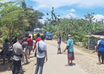 Warga Dusun Purwojati 4, Desa Bongo II, Kecamatan Wonosari, Kabupaten Boalemo memblokir jalan menggunakan palang bambu, Rabu (8/4). (Foto: Istimewa).