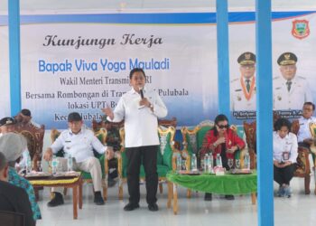 Gubernur Gusnar Dampingi Kunjungan Wamentrans RI di Pulubala, Serahkan 109 SHM Warga Transmigrasi