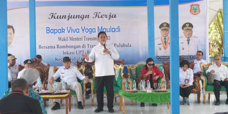 Gubernur Gusnar Dampingi Kunjungan Wamentrans RI di Pulubala, Serahkan 109 SHM Warga Transmigrasi