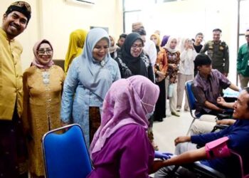 Wagub Gorontalo Idah Syahidah Rusli Habibie melihat langsung giat donor darah dalam rangka Hari Kartini 2026, Selasa (21/4). (Foto : Nova/Diskominfotik)