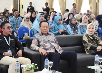 Gubernur Gusnar Ismail bersama Wagub Idah Syahidah Rusli Habibie menghadiri rapat konsolidasi dengan UPT Kemendikdasmen di aula BPMP Provinsi Gorontalo, Jumat (17/4). (Foto : Haris/diskominfotik)