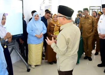 Siswi Kelas IX Sri Adelia A. Padjili menyampaikan terima kasih kepada Presiden Prabowo Subianto saat berdialog dengan Wamendikdasmen Atip Latipulhayat pada peresmian revitalisasi sekolah di SMP Negeri 3 Telaga, Kabupaten Gorontalo, baru-baru ini. (Foto : Dok-Pemprov/Haris)