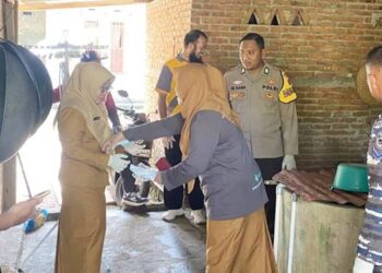 Personel Bhabinkamtibmas Polsek Anggrek bekerjasama dengan pemerintah daerah, melakukan kerja bakti di Desa Tolango, guna mencegah penyebaran Demam Berdarah Dengue (DBD).