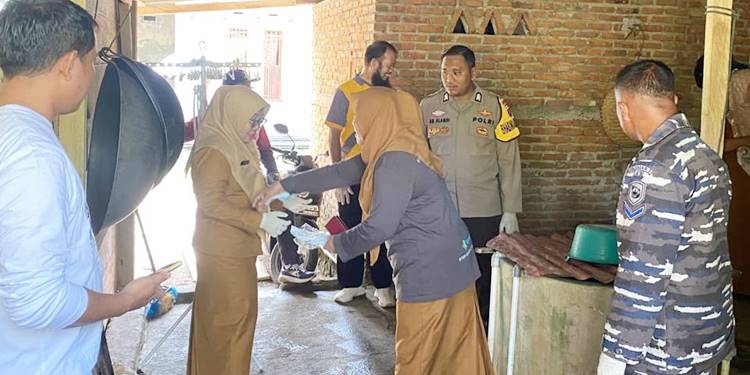 Personel Bhabinkamtibmas Polsek Anggrek bekerjasama dengan pemerintah daerah, melakukan kerja bakti di Desa Tolango, guna mencegah penyebaran Demam Berdarah Dengue (DBD).