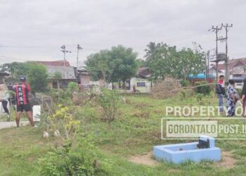 Pendataan kuburan oleh Lurah Tapa Wirna S Pakaya yang disaksikan langsung oleh para ahli waris atau keluarga dari yang meninggal dunia. (Foto: Roy/Gorontalo Post).