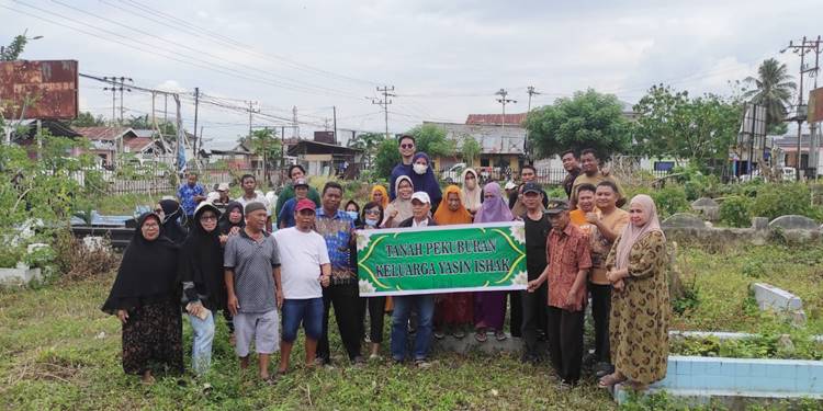 Para ahli waris saat foto bersama di lokasi pekuburan keluarga di terminal 42 Kota Gorontalo