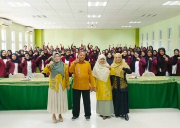 MASUK SEKOLAH: 111 mahasiswa Fakultas Sastra dan Budaya (FSB) UNG mengikuti Program Latihan Profesi (PLP) yang akan menjadi guru di sekolah. (foto: dok/mg/ gorontalo post)