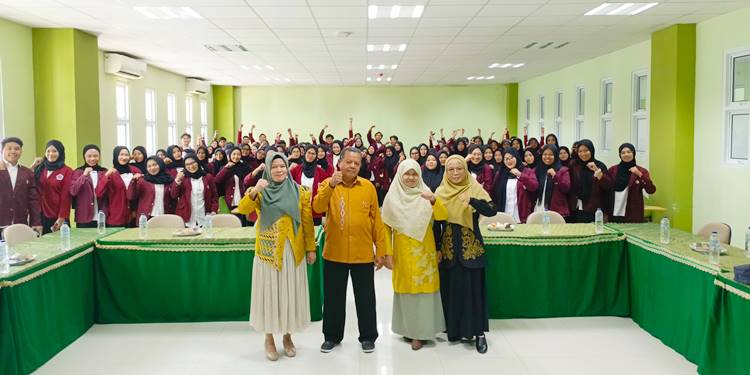MASUK SEKOLAH: 111 mahasiswa Fakultas Sastra dan Budaya (FSB) UNG mengikuti Program Latihan Profesi (PLP) yang akan menjadi guru di sekolah. (foto: dok/mg/ gorontalo post)