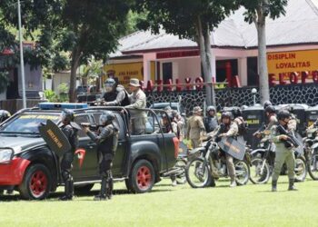 Personel Sat Brimob Polda Gorontalo saat menggelar Latihan PHH dan anti anarki menjelang peringatan Hari Buruh Internasional (May Day) tahun 2026.