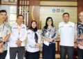 Foto bersama pengawas PAK, Petrus Tamon dan Pembimas Kristen dengan pihak SMAN 3 Gorontalo. (F. Istimewa)