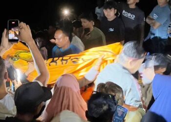 Proses evakuasi oleh tim SAR gabungan bocah yang tenggelam di sungai Bulango Kota Gorontalo, Sabtu (18/04) sore.