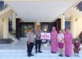 Kapolres Pohuwato, AKBP H. Busroni,S.I.K.,M.H., didampingi Waka Polres, Kompol Heny Mudji Rahayu,S.H.,M.H., saat menyerahkan sarana pendukung untuk anggota Bhayangkari Cabang Polres Pohuwato, pada moment Hari Kartini.