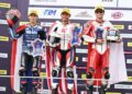 Herjun Atna Firdaus (kanan) berhasil mendapatkan podium ketiga pada balapan pertama kelas Supersport 600 (SS600) di ajang Asia Road Racing Championship (ARRC).