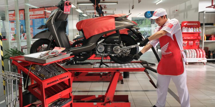 Kabar Baik di Bulan April, AHASS Hadirkan Promo, Servis Motor Honda Kini Lebih Hemat