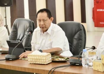 Gubernur Gorontalo Gusnar Ismail saat memimpin Rapim secara virtual melalui Zoom Meeting dari rumah jabatan gubernur, Rabu (15/4/2026). (Foto : Mila/diskominfotik)