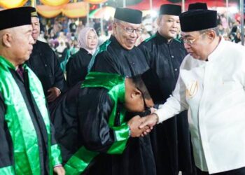 Wali Kota Gorontalo, Adhan Dambea ketika bersalaman dengan juri MTQ ke-31, Ahad (12/4/2026). (Foto: Prokopim)