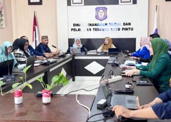 Kepala DPMPTSP Provinsi Gorontalo, Sri Wahyuni D. Matona, memberikan arahan pada rapat konsolidasi target investasi tahun 2026 baru-baru ini. (Foto : dok-DPMPTSP)