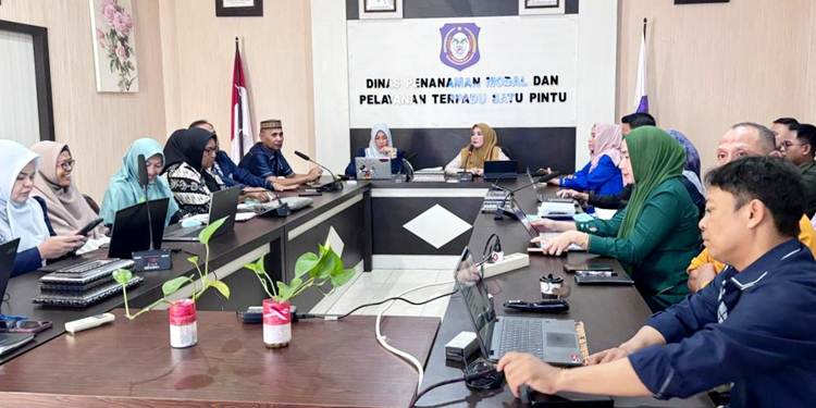 Kepala DPMPTSP Provinsi Gorontalo, Sri Wahyuni D. Matona, memberikan arahan pada rapat konsolidasi target investasi tahun 2026 baru-baru ini. (Foto : dok-DPMPTSP)