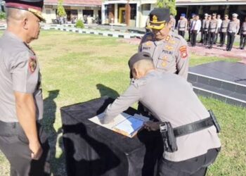 Penyerahan jabatan Kabag SDM Polres Boalemo kepada Kapolres Boalemo, AKBP Sigit Rahayudi,S.I.K., Senin (6/4).