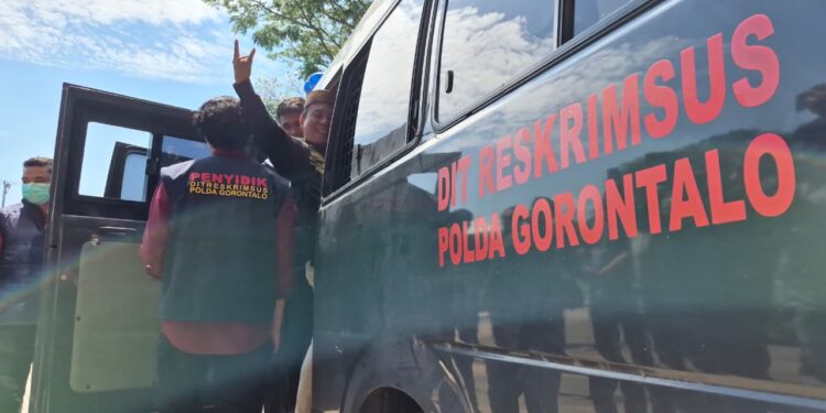 Polda Gorontalo Limpahkan Kasus Pelanggaran Hak Cipta ke Kejaksaan, Ka Kuhu Diangkut Mobil Tahanan