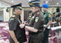 SELAMAT BEKERJA- Jaksa Agung, ST Burhanuddin, melantik DR.Sumurung Pandapotan Simaremare, SH, MH sebagai Kepala Kejaksaan Tinggi Gorontalo bersama puluhan pejabat eselon II lainnya, Rabu (29/4). (foto: istimewa)