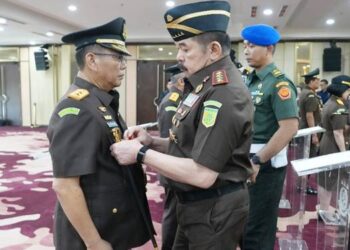 SELAMAT BEKERJA- Jaksa Agung, ST Burhanuddin, melantik DR.Sumurung Pandapotan Simaremare, SH, MH sebagai Kepala Kejaksaan Tinggi Gorontalo bersama puluhan pejabat eselon II lainnya, Rabu (29/4). (foto: istimewa)