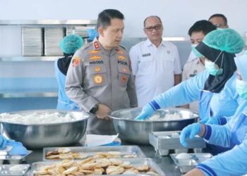 Kapolda Gorontalo, Irjen Pol. Drs. Widodo, S.H., M.H., melakukan kunjungan kerja ke Dapur MBG Polda Gorontalo guna meninjau langsung kesiapan sarana dan prasarana serta memastikan standar kebersihan dan keamanan pangan, Rabu (16/04/2026).