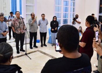 Konferensi pers Pemprov Gorontali di Rumah Jabatan Gubernur terkait dengan kebijakan efisiensi anggaran, Rabu (2/4) malam. (Foto : Mila/diskominfotik)