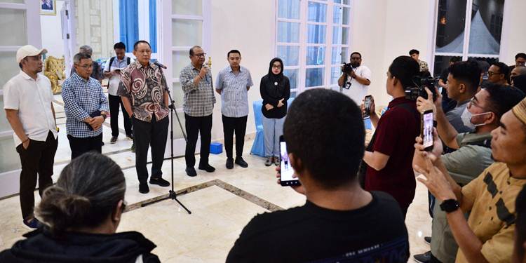 Konferensi pers Pemprov Gorontali di Rumah Jabatan Gubernur terkait dengan kebijakan efisiensi anggaran, Rabu (2/4) malam. (Foto : Mila/diskominfotik)