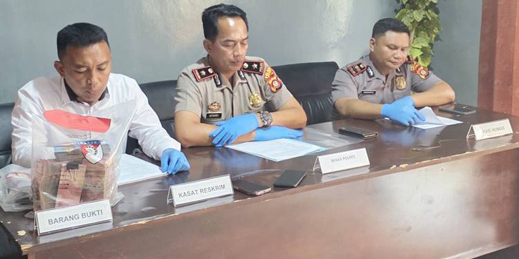 Waka Polres Boalemo, Kompol Afandi Nurkamiden bersama Kasat Reskrim, Iptu Nurwahid Kiay Demak,S.H saat memberikan keterangan pers terkait dengan kasus dugaan korupsi di BSG. (foto: istimewa)